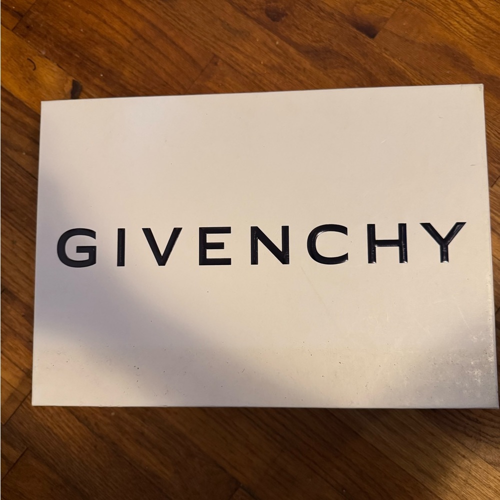 Givenchy Black and White Low-Top Sneakers - Picture 4 of 4